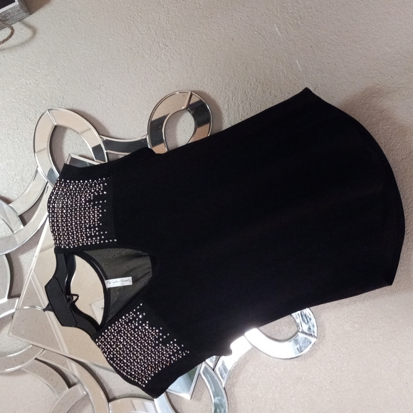 Black cap sleeve top. New. Fits small to medium. - Picture 5 of 5